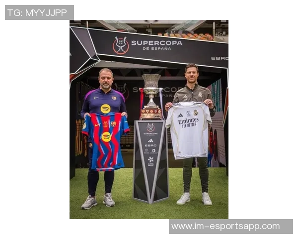 弗里克手握加维球衣与西超杯奖杯合影球员现场观战决赛引关注