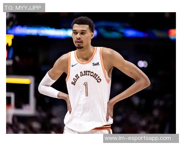 光头球星文班亚马与凯尔登赛后携手三位主场球迷合影留念