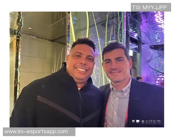 卡西与足球传奇同框出席世界杯抽签活动引发热议