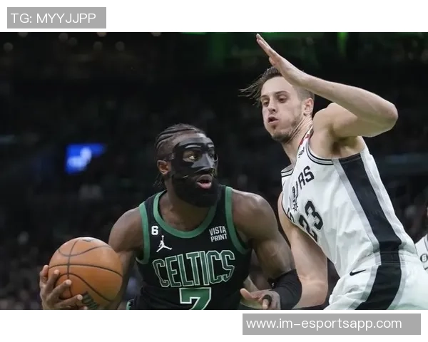 杰伦布朗中距离投篮表现惊艳全联盟命中率高达532引发热议 杰伦布朗中距离投篮表现惊艳全联盟命中率高达532引发热议